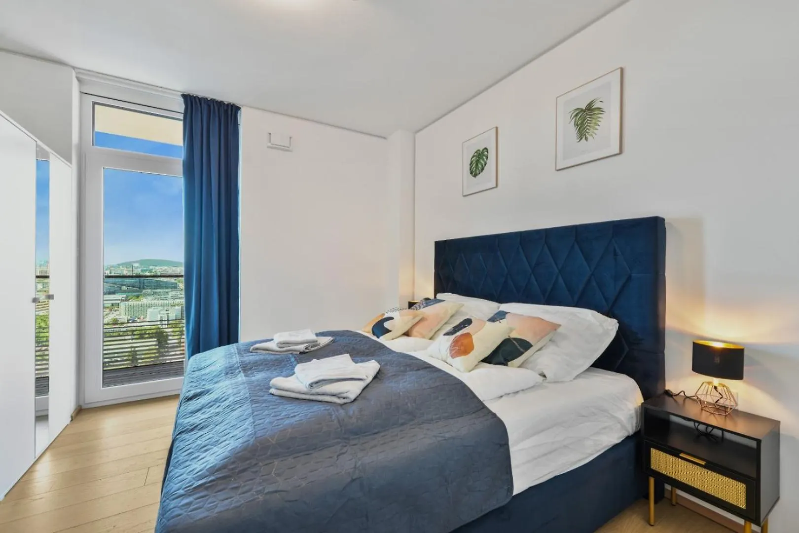 Luxury Penthouse I Rooftop Pool I Self Check-In Wien Apartment